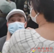 上海一地铁上大爷疑似耍流氓, 二话不说坐在女子腿,难道是坏人变老了吗?
